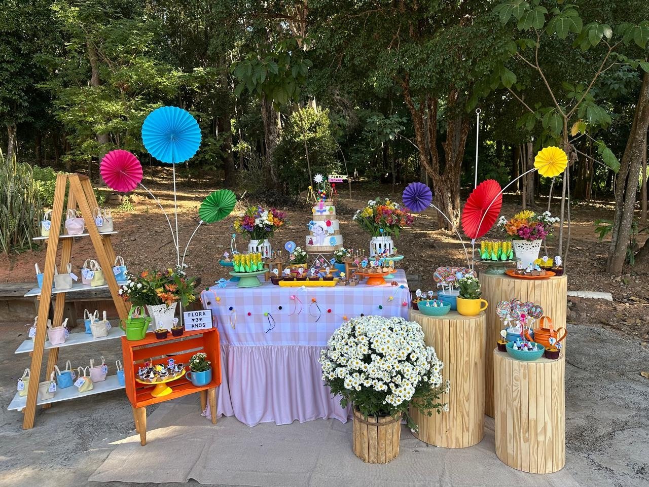 Mesa decorada para festa de aniversário