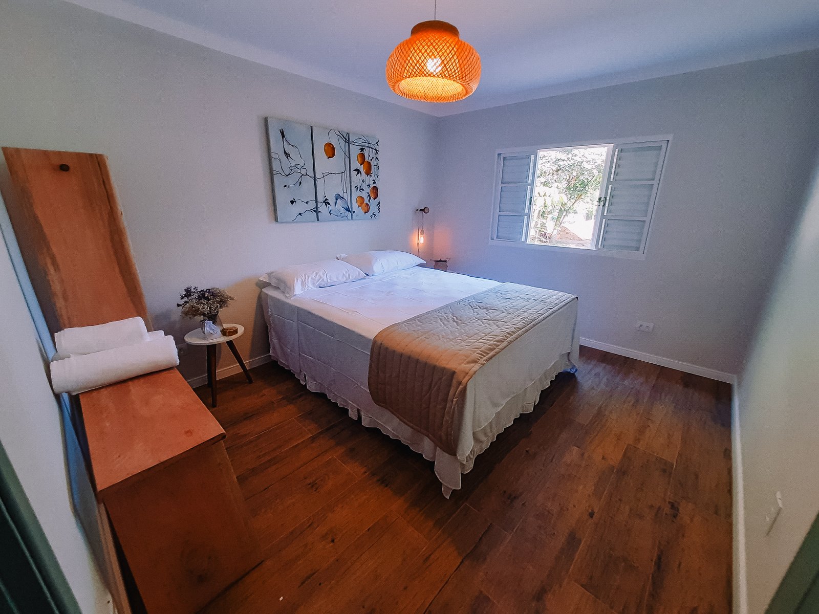 Sala de estar ampla e acolhedora da casa